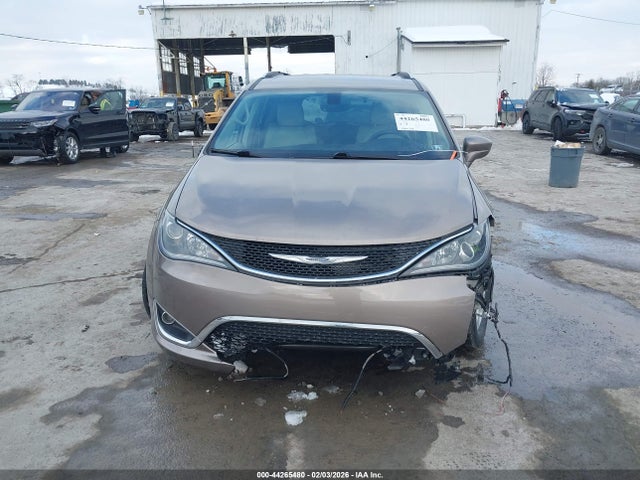 44265480 :رقم المزاد ، 2C4RC1EG4HR722261 vin ، 2017 Chrysler Pacifica Touring-l Plus مزاد بيع