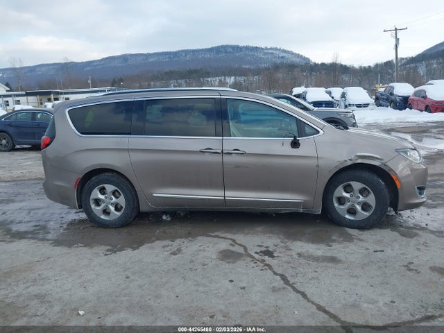 44265480 :رقم المزاد ، 2C4RC1EG4HR722261 vin ، 2017 Chrysler Pacifica Touring-l Plus مزاد بيع