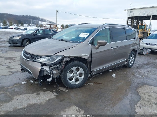44265480 :رقم المزاد ، 2C4RC1EG4HR722261 vin ، 2017 Chrysler Pacifica Touring-l Plus مزاد بيع