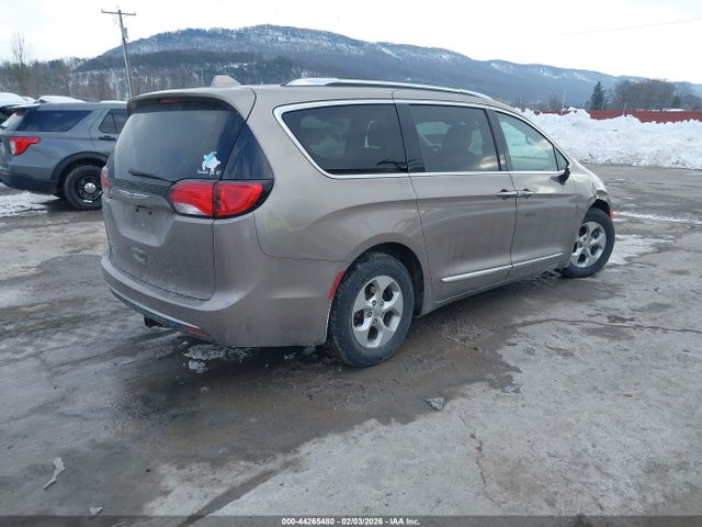 44265480 :رقم المزاد ، 2C4RC1EG4HR722261 vin ، 2017 Chrysler Pacifica Touring-l Plus مزاد بيع