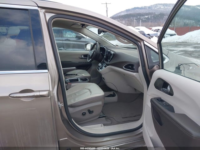 44265480 :رقم المزاد ، 2C4RC1EG4HR722261 vin ، 2017 Chrysler Pacifica Touring-l Plus مزاد بيع