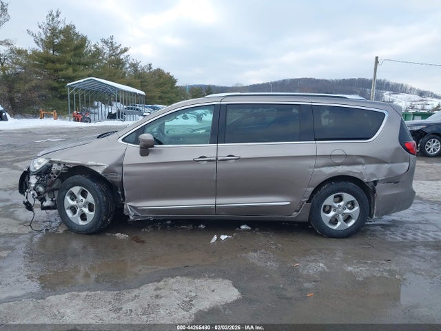 44265480 :رقم المزاد ، 2C4RC1EG4HR722261 vin ، 2017 Chrysler Pacifica Touring-l Plus مزاد بيع