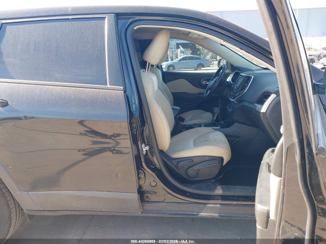 1C4PJMAB1GW117001 Jeep Cherokee Sport