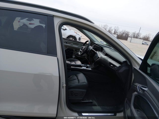 2022 AUDI E-TRON WA1AAAGE4NB025336 Photo 4