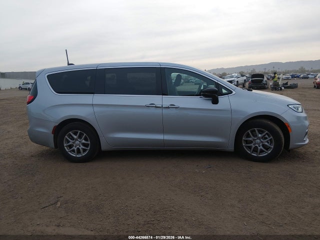 Chrysler Pacifica Select 2026 2C4RC1BG0TR215516 Image 13