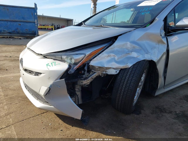 Toyota Prius Three 2018 JTDKARFU8J3550874 Image 6
