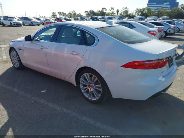 2018 JAGUAR XF SAJBE4FX4JCY57123 Photo 2