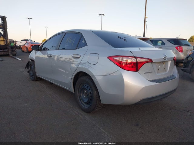 2018 TOYOTA COROLLA 5YFBURHE8JP852685 Photo 2
