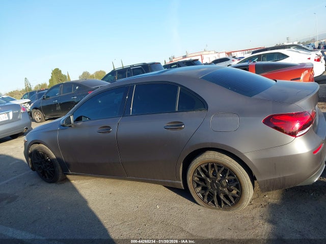 W1K3G4EB1NJ337861 Mercedes-Benz A