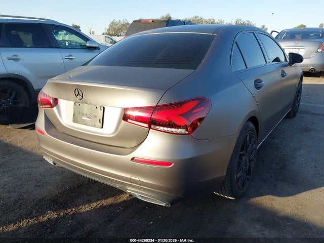 W1K3G4EB1NJ337861 Mercedes-Benz A