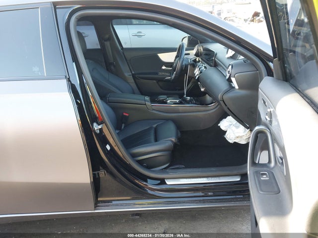 W1K3G4EB1NJ337861 Mercedes-Benz A