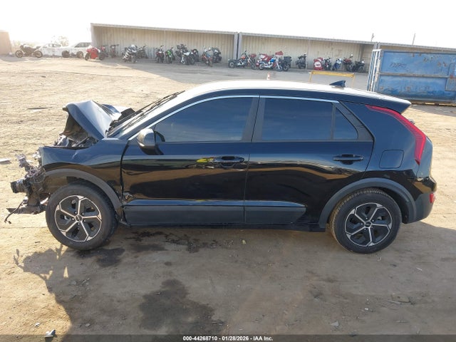 KNDCP3LE8P5105867 KIA NIRO LX