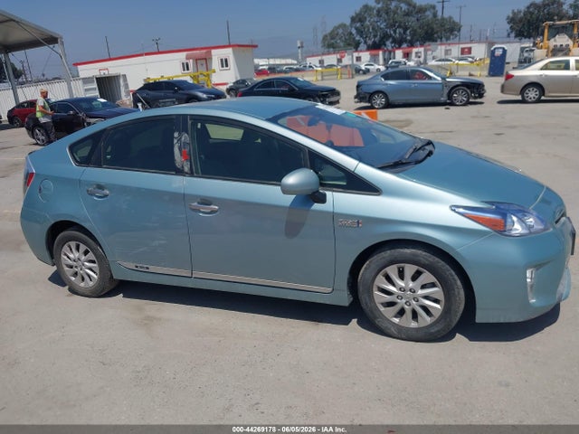 44269178 :رقم المزاد ، JTDKN3DP9F3067030 vin ، 2015 Toyota Prius Plug-in مزاد بيع