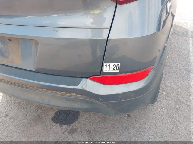 KM8J33A4XHU593476 Hyundai TUCSON SE