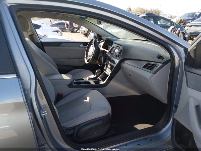 2017 HYUNDAI SONATA 5NPE24AF1HH582831 Photo 4