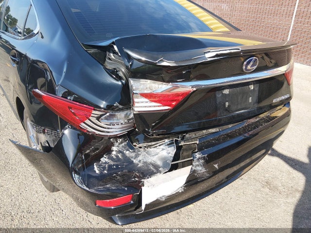 JTHBW1GGXE2063035 Lexus ES 300H
