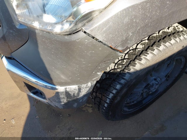 5TFUW5F14GX526971 Toyota Tundra Sr5 5.7l V8