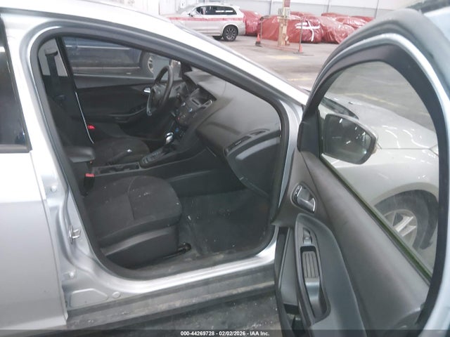 1FADP3K2XGL319823 Ford FOCUS SE
