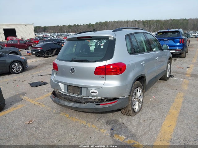 2017 VOLKSWAGEN TIGUAN WVGAV7AX6HK047586 Photo 3