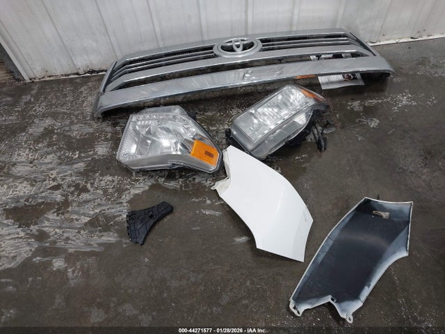 5TFDY5F18GX496240 Toyota Tundra Sr5 5.7l V8