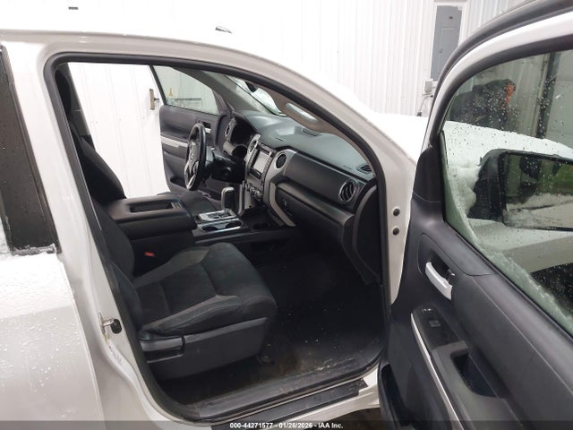 5TFDY5F18GX496240 Toyota Tundra Sr5 5.7l V8