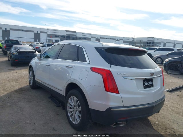 2017 CADILLAC XT5 1GYKNARS6HZ204730 Photo 2