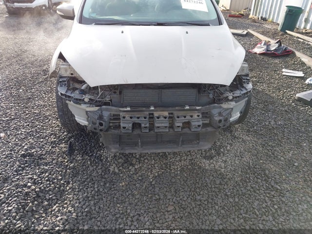 1FADP3K21FL262474 Ford FOCUS SE