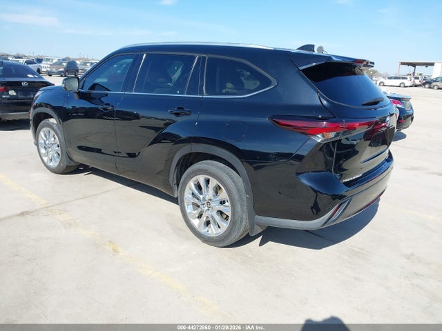 Toyota Highlander Limited 2024 5TDKDRAH6RS532644 Image 3
