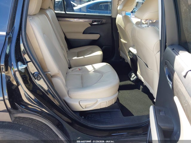Toyota Highlander Limited 2024 5TDKDRAH6RS532644 Image 8