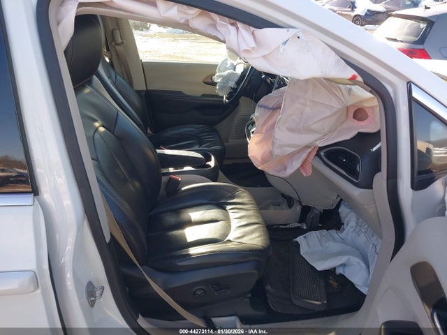 44273114 :رقم المزاد ، 2C4RC1BG0JR197838 vin ، 2018 Chrysler Pacifica Touring L مزاد بيع
