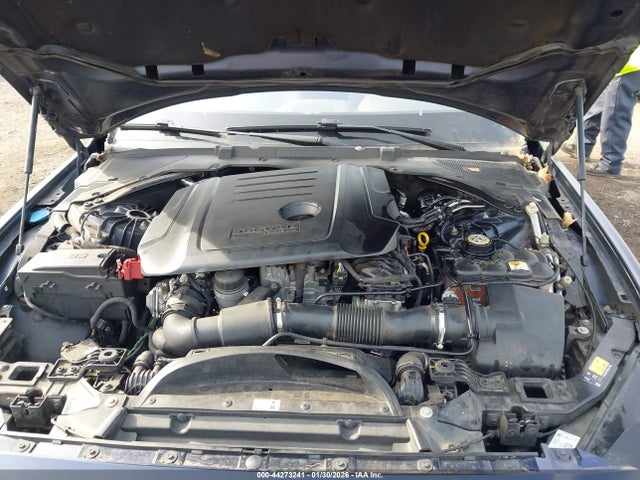 2017 JAGUAR XE SAJAD4BN9HA968095 Photo 9