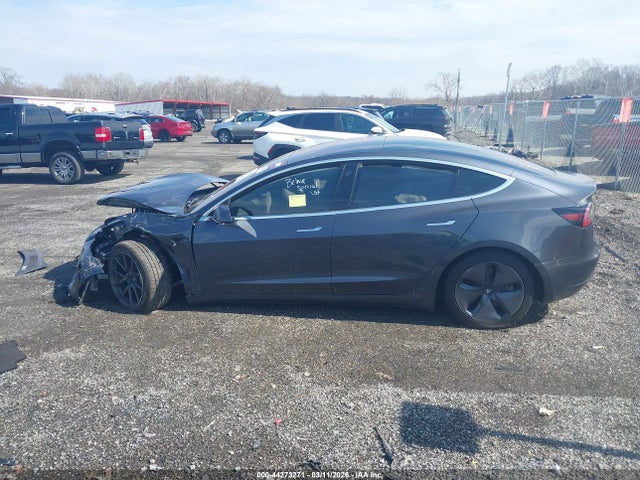 44273271 :رقم المزاد ، 5YJ3E1EB5JF097102 vin ، 2018 Tesla Model 3 Long Range/performance مزاد بيع