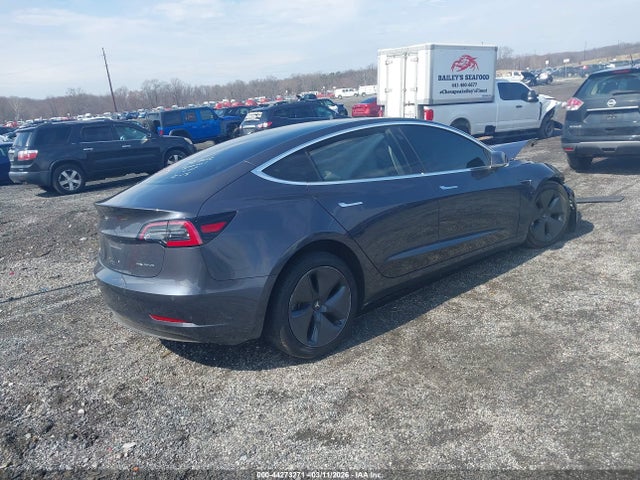 44273271 :رقم المزاد ، 5YJ3E1EB5JF097102 vin ، 2018 Tesla Model 3 Long Range/performance مزاد بيع