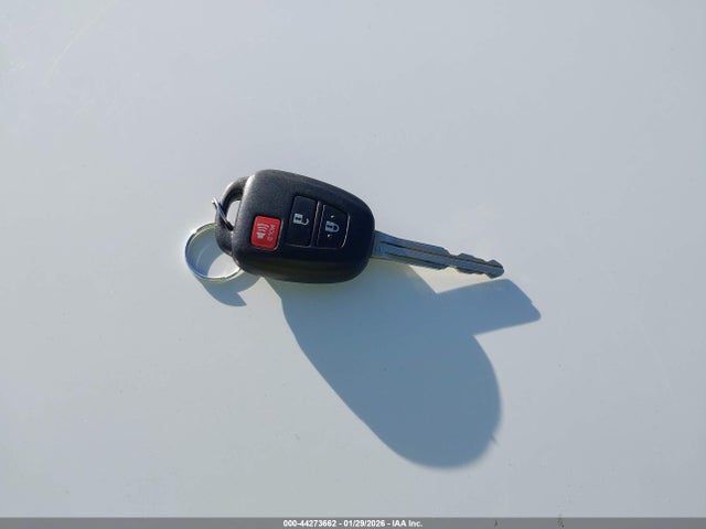 JTMBFREV5JJ744916 Toyota RAV4 LE