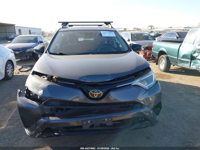 JTMBFREV5JJ744916 Toyota RAV4 LE