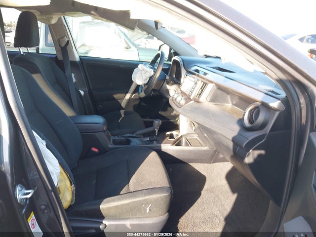 JTMBFREV5JJ744916 Toyota RAV4 LE