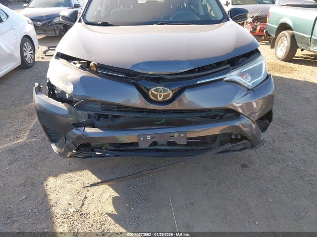 JTMBFREV5JJ744916 Toyota RAV4 LE