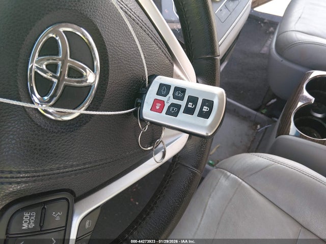 5TDYK3DCXFS670423 Toyota Sienna Xle 8 Passenger