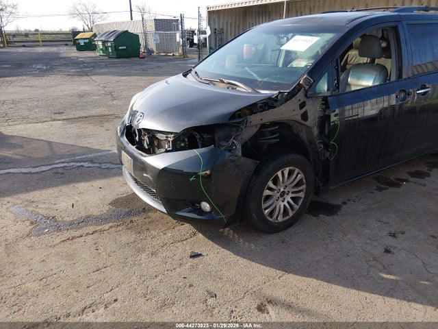 5TDYK3DCXFS670423 Toyota Sienna Xle 8 Passenger