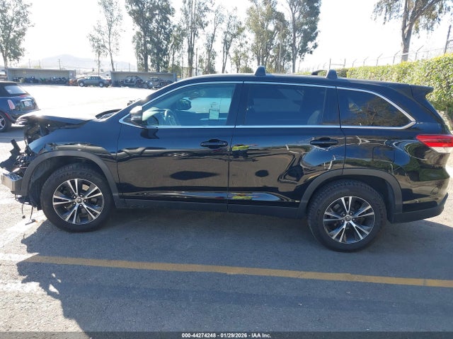 5TDZARFH6KS061455 Toyota Highlander Le
