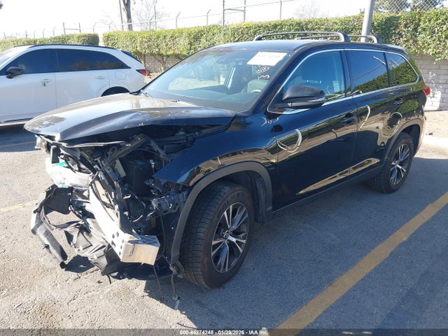 5TDZARFH6KS061455 Toyota Highlander Le