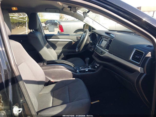 5TDZARFH6KS061455 Toyota Highlander Le