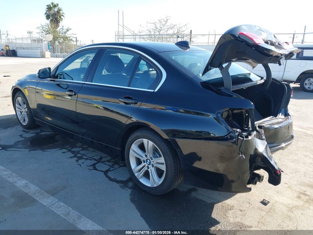 2018 BMW 330I WBA8B9C51JEE80949 Photo 2