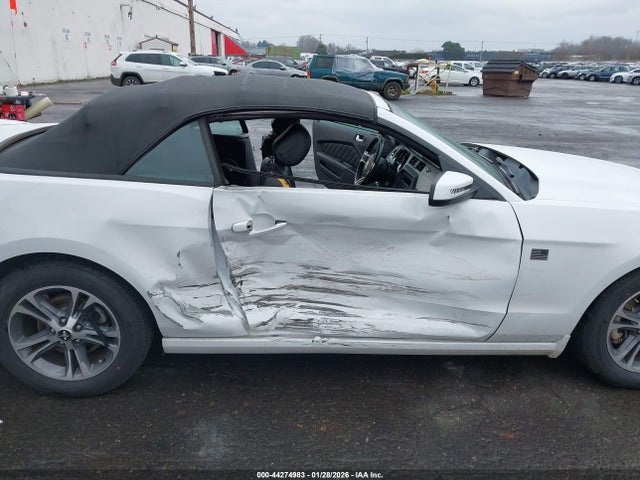 1ZVBP8EM8E5238135 Ford Mustang V6 Premium