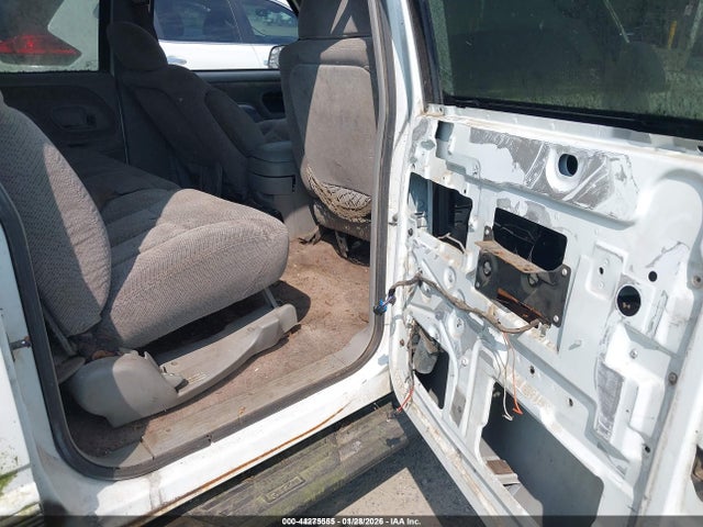 1995 Gmc Suburban K1500 მანქანა იყიდება აუქციონზე, vin: 1GKFK16K0SJ748039, აუქციონის ნომერი: 44275555