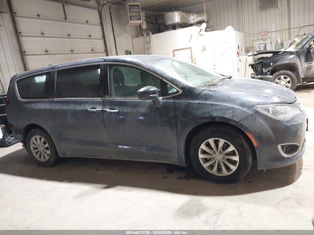 44275726 :رقم المزاد ، 2C4RC1FG4KR589460 vin ، 2019 Chrysler Pacifica Touring Plus مزاد بيع