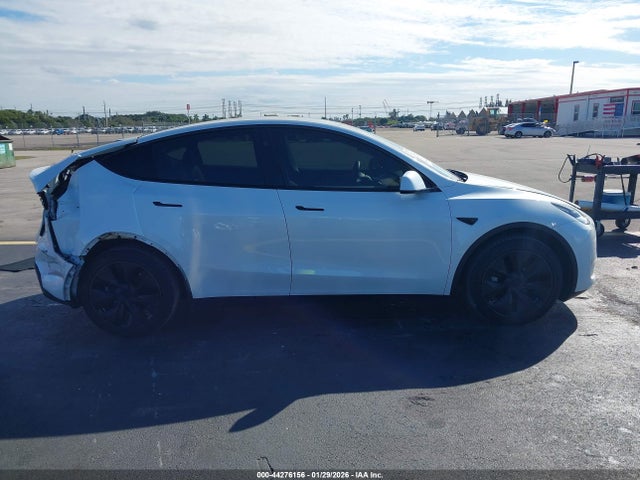Tesla Model Y Rwd 2024 7SAYGDED2RF206990 Image 14