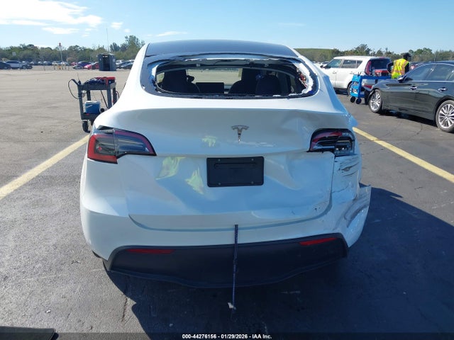 Tesla Model Y Rwd 2024 7SAYGDED2RF206990 Image 17
