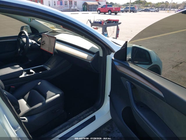 2024 TESLA MODEL Y 7SAYGDED2RF206990 Photo 4