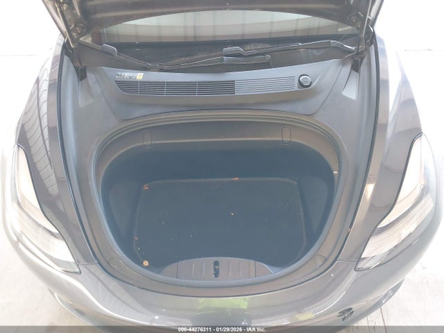 44276311 :رقم المزاد ، 5YJ3E1EB5JF077206 vin ، 2018 Tesla Model 3 Long Range/performance مزاد بيع